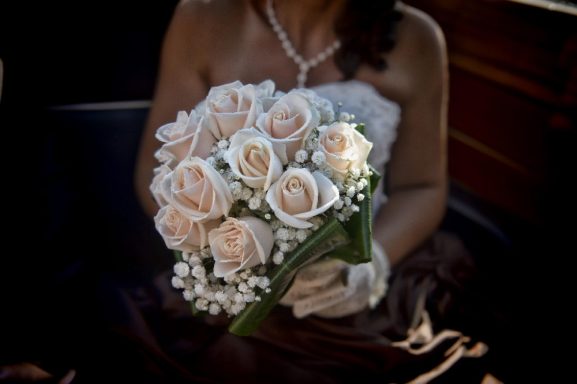 bouquet classico rotondo con rose avorio/cipria e sottomazzo in aspidistria